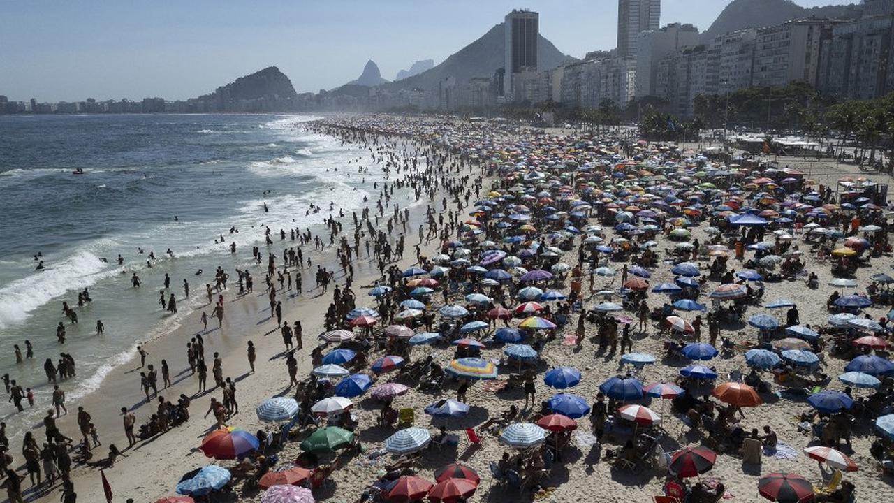 FOTO: Dilanda Suhu Panas Mendidih, Ribuan Warga Ramai-Ramai 'Ngadem' di Pantai Copacabana Brasil