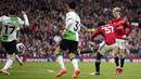 Gelandang Manchester United, Kobbie Mainoo (kedua kanan) mencetak gol kedua timnya ke gawang Liverpool pada laga pekan ke-32 Premier League 2023/2024 di Old Trafford Stadium, Manchester, Minggu (7/4/2024). (AP Photo/Dave Thompson)