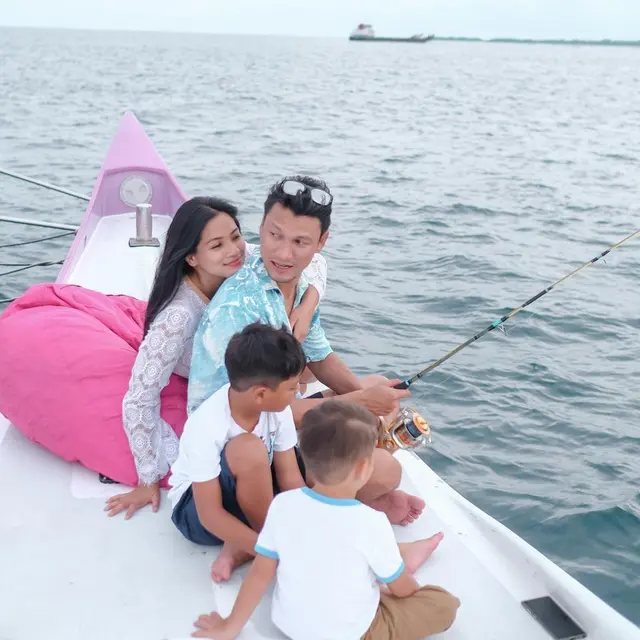 Titi Kamal dan keluarga liburan ke pantai