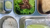 Menu MBG di Banyuwangi seperti paket makanan sangat hemat. Hanya berisi ikan teri, satu potong tahu dan seiris mentimun.