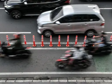 Pengendara sepeda motor menerobos jalur khusus sepeda di Jalan Kramat Raya, Jakarta, Kamis (22/9/2022). Penerapan jalur sepeda sepanjang 196,45 kilometer dan tersebar di 26 ruas jalan yang dibangun Pemprov DKI Jakarta itu belum berfungsi secara efektif karena masih diserobot pengendara sepeda motor akibat arus lalu lintas yang semakin padat. (merdeka.com/Iqbal S. Nugroho)