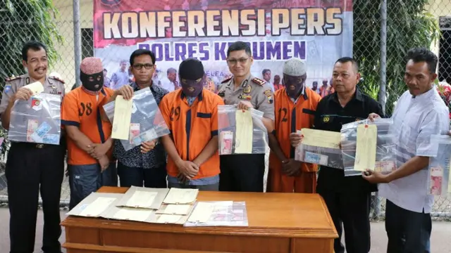 Tiga orang ditetapkan sebagai tersangka tindak pidana korupsi dana desa, Candiwulan, Kebumen.  (Foto: Liputan6.com/Polres Kebumen/Muhamad Ridlo).