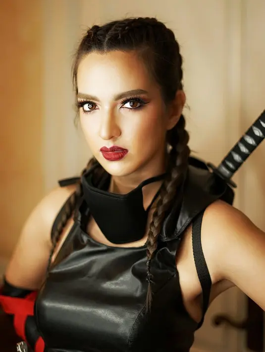 Pemain 'Bawang Mera BAwang Putih' ini juga kerap tampil dengan gaya rambut french braid pigtail saat liburan. Bagi kamu yang memiliki banyak aktivitas, gaya rambut ini bisa jadi inspirasi agar rambut tepat rapi dan stylish.(Liputan6.com/IG/@ramadhaniabakrie)