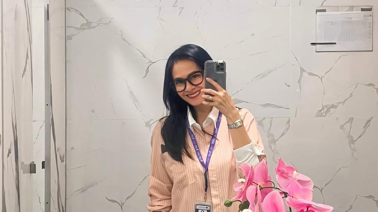 Kuliah Lagi, Ini 7 Potret Ersa Mayori saat Nugas - Akui Keteteran Bagi Waktu Jadi Ibu, Mahasiswa dan Kerjaan