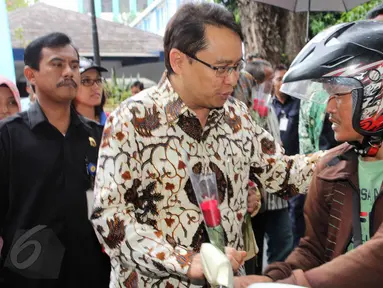 Kepala BPOM RI Roy Sparringa membagikan bunga Mawar di jalan Percetakan Negara  dalam aksi simpatik BPOM RI, Jakarta, Senin (1/6/2015). Kampaye ini dalam dukungan Gerakan Nasional Waspada Obat dan Makanan ilegal. (Liputan6.com/Helmi Afandi)