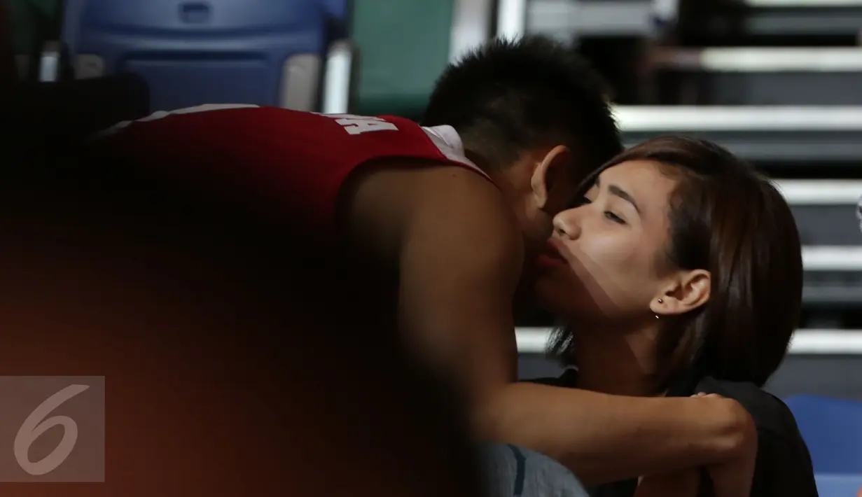 Pebasket Indonesia, Andakara Prastawa Dhyaksa (kiri) memeluk pevoli Yolla Yuliana usai berlaga di semifinal SEA Games ke-28 melawan Singapura di OCBC Arena Singapore, Minggu (14/6/2015). Indonesia unggul 87-74. (Liputan6.com/Helmi Fithriansyah)