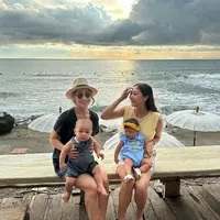 Rona bahagia terlihat jelas di wajah keduanya, memangku bayi-bayi kecil mereka di pinggir pantai. [Foto: Instagram/nikitawillyofficial94]
