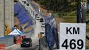 Kendaraan melintasi Tanjakan Kali Kenteng di jalan tol fungsional Salatiga-Boyolali, Jawa Tengah, Senin (18/6). Jalan tol ini akan dibukan selama 24 jam selama arus balik Lebaran 2018. (Liputan6.com/Gholib)