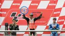 Pembalap LCR Honda, Cal Crutchlow merayakan kemenangannya pada balapan MotoGP Argentina di samping Johann Zarco dari Yamaha Tech 3 dan Alex Rins dari ESP Suzuki Ecstar di atas podium Sirkuit Termas de Rio Hondo, Minggu (8/4). (AP/Natacha Pisarenko)