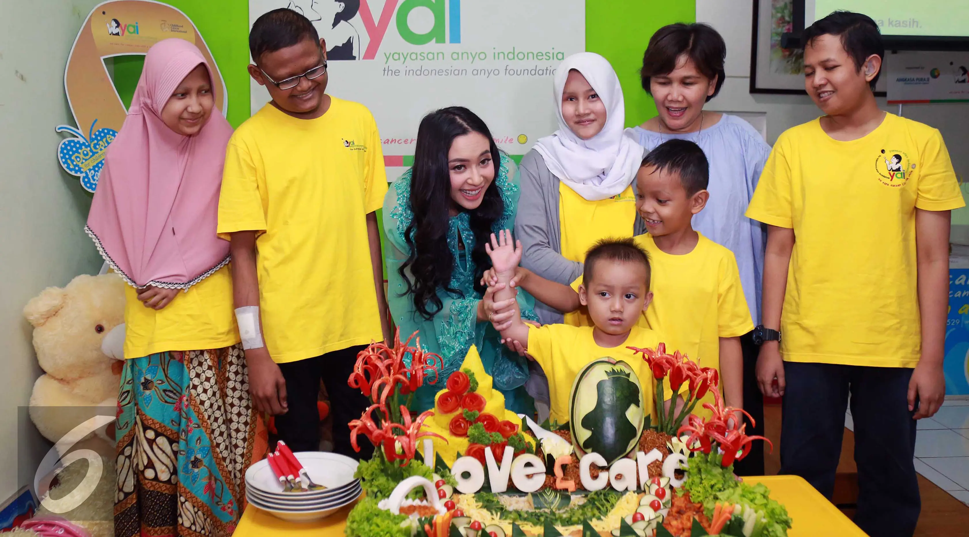 Elvira Devinamira saat mengadakan acara buka puasa bareng anak-anak penyandang kanker di Rumah Anyo, Jakarta. (Ferry Noviandi/Liputan6.com)