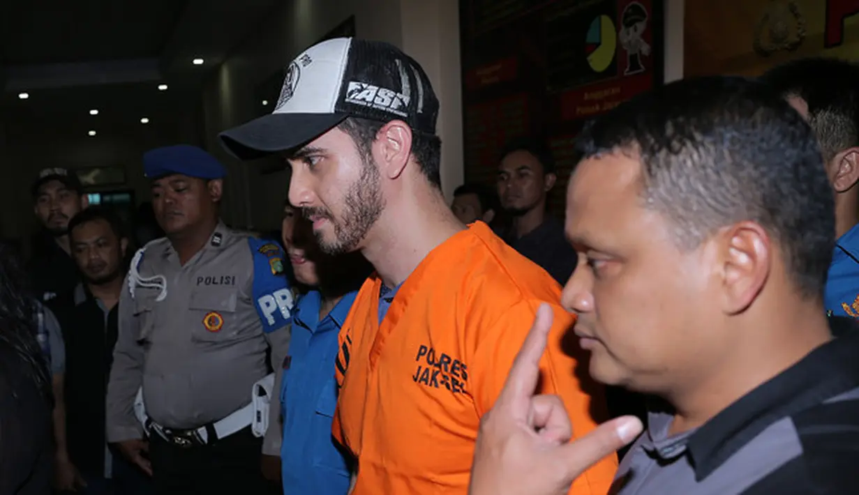 "Dari pengakuan tersangka sih (menggunakan narkoba) karena depresi. Tapi kita belum tahu," kata Kombes Pol Mardiaz K Dwihananto saat merilis kasus narkoba Fachri di Polres Metro Jakarta Selatan, Rabu (14/2/2018). (Deki Prayoga/Bintang.com)