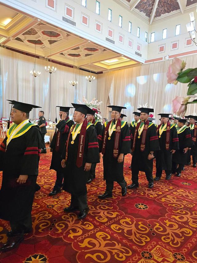 6 Potret Juliana Moechtar Dampingi Suami Wisuda S2 di Sekolah Tinggi Hukum Militer