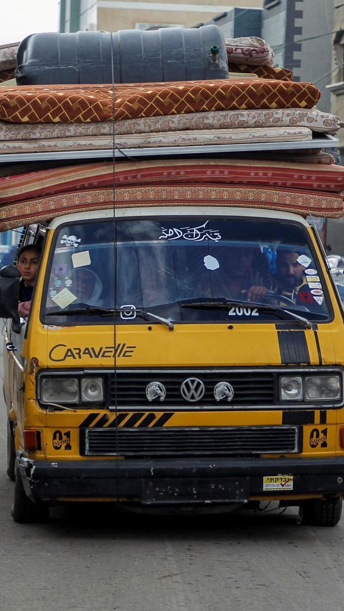 Beberapa kendaraan roda empat dengan barang-barang bawaannya ramai meninggalkan Kota Rafah. Foto: REUTERS / Hatem Khaled