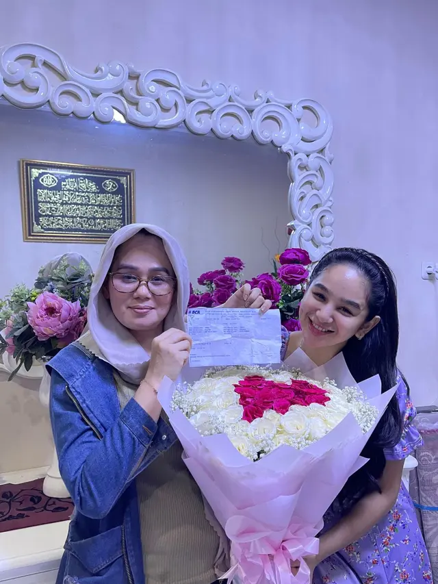 Hana Hanifah memberikan kado kepada ibundanya