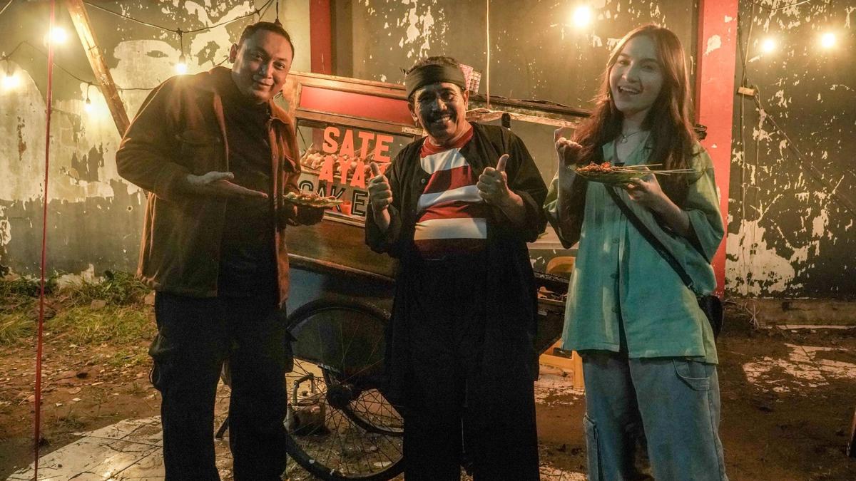 Eddie Karsito Tampil Apik sebagai Tukang Sate Cak Edi di Film Banyak Anak Banyak Rejeki
