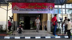 Beberapa wartawan menunggu acara rapat kerja teknis (rakernis) di depan aula Gedung Rupatama Mabes Polri, Jakata, Selasa (26/5/2015). Acara rakernis humas polri berlangsung secara tertutup. (Liputan6.com/Yoppy Renato)
