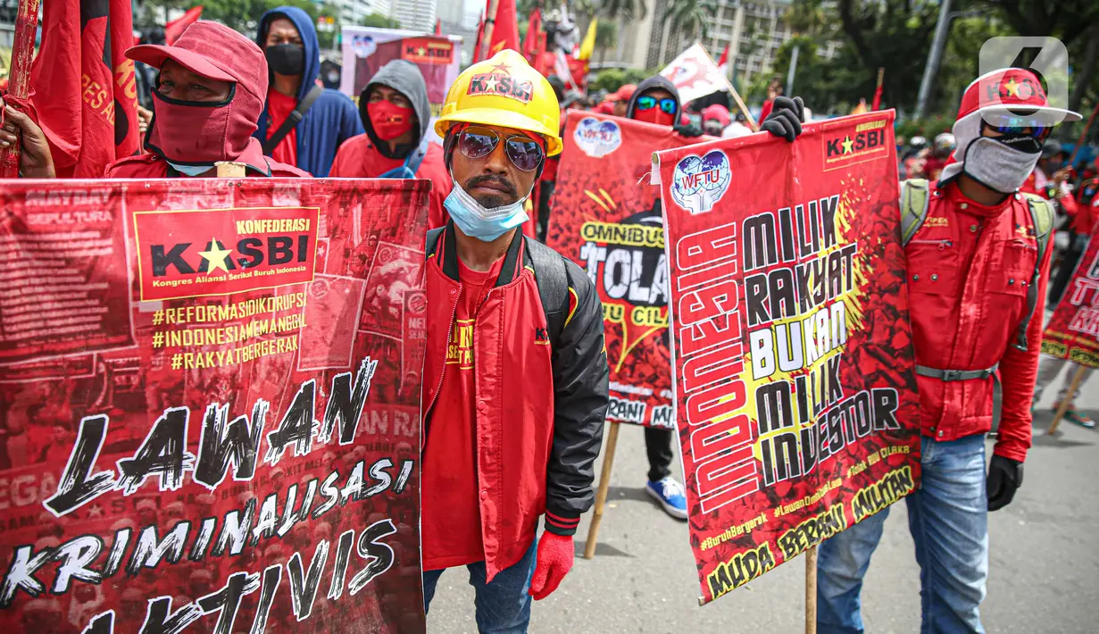 Massa dari berbagai elemen buruh berunjuk rasa di kawasan Patung Kuda, Jakarta, Kamis (22/10/2020). Dalam aksi yang digelar bertepatan dengan setahun pemerintahan Presiden Joko Widodo-Wapres Ma'ruf Amin itu massa meminta dikeluarkannya Perppu pencabutan UU Cipta Kerja. (Liputan6.com/Faizal Fanani)
