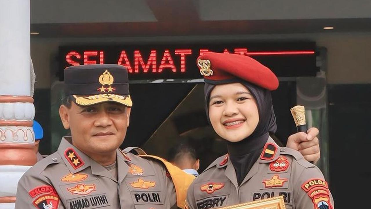 Ipda Febry Polwan Berwajah Imut Terima Penghargaan dari Jenderal Polisi, Penampilannya Berbaret Merah Disorot