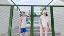 2. Olahraga bareng, penampilan kakak beradik ini dengan outfit sporty mencuri perhatian. Ririn tampak mengenakan t-shirt dan celana legging pink, ditambah baseball cap warna senada. Sementar Rini mengenakan seleevless top putih, dipadu dengan celana pendek dan baseball cap biru. (Instagram/ririnekawati/riniyulianti).