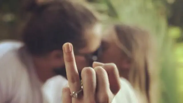 Margot Robbie dan Tom Ackerley