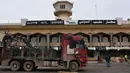 Sebuah truk parkir di depan Bandara Internasional Aleppo, Suriah (21/12). Pembukaan resmi bandara ini  belum bisa dipastikan seiring renovasi yang masih berlangsung mengingat banyak fasilitas rusak. (AFP PHOTO/GEORGE OURFALIAN)