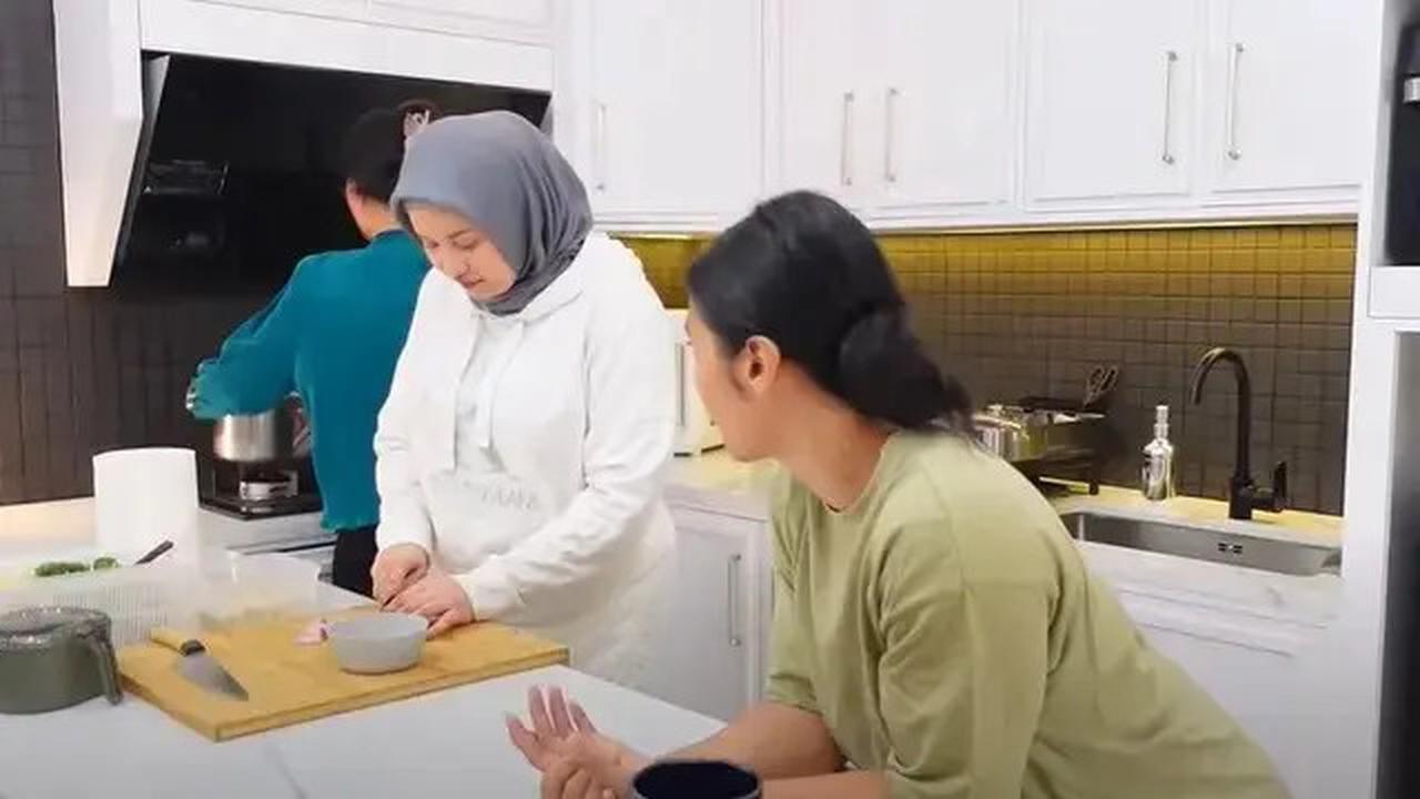 7 Potret Dapur Rumah Indah Permatasari dan Arie Kriting, Model dan Desainnya Minimalis Modern
