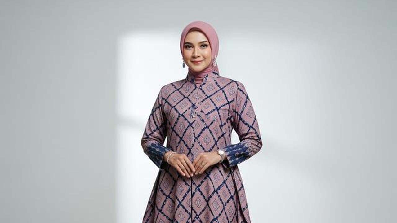 10 Model Baju Gamis Batik Ibu Ibu Terbaru, Ini Padu Padan yang Bikin Terlihat Muda di 2025