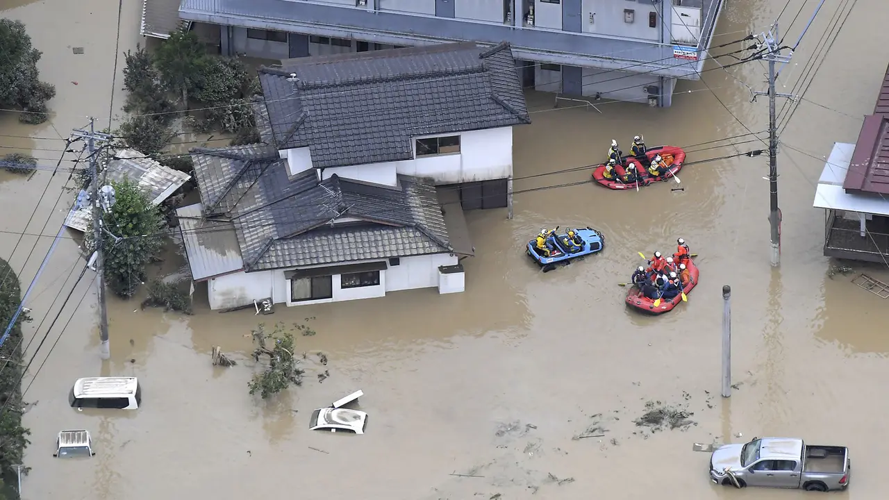 FOTO: Hujan Deras Picu Banjir dan Tanah Longsor di Jepang