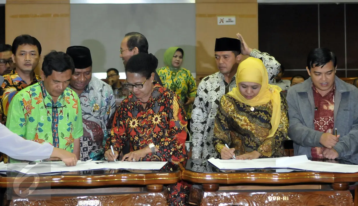 Mensos dan Menteri PPPA dengan 7 fraksi di Komisi VIII DPR menyetujui Perpu Perlindungan Anak atau dikenal Perppu Kebiri dibawa ke rapat paripurna DPR untuk disahkan menjadi UU, Jakarta, (26/7). (Liputan6.com/Johan Tallo)