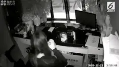 Seorang wanita mencuri di sebuah toko. Sebelum kabur, ia meluangkan waktu untuk berdandan terlebih dahulu.