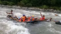 Pagi Menegangkan di Jalur Arung Jeram Poduwoma Bonebol