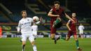 Bek Wolverhampton Wanderers, Max Kilman, berebut bola dengan striker Leeds United, Patrick Bamford, pada laga Liga Inggris di Elland Road, Selasa (20/10/2020) dini hari WIB. Wolves menang 1-0 atas Leeds United. (AFP/Alex Pantling/pool)