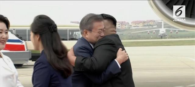 Presiden Korea Selatan Moon Jae-in beserta istrinya mendarat di bandar udara Pyongyang, Korea Utara. Moon disambut pelukan hangat pemimpin Korut Kim Jong-un.