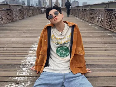 Henry Lau terlihat semakin kece banget saat mengenakan kacamata hitam, stunning abis deh! (FOTO: instagram.com/henryl89/)