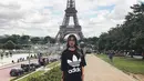 Kekasih Aditya Trihatmanto, Kezia Toemion berfoto dengan latar belakang Menara Eiffel. Kezia Toemion sendiri diketahui telah menjalin hubungan dengan Adi selama 9 tahun. (instagram/keziatoemion)