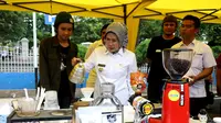 Bupati Serang Ratu Tatu Chasanah menghadiri Festival Kopi Banten di Pendopo Bupati Serang. Dalam kesempatan itu, ia mendadak menjadi barista, belajar langsung dan menikmati kopi yang dibuatnya. (istimewa)