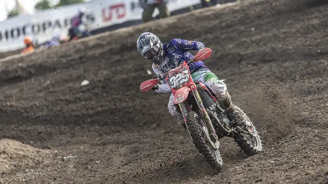 Aksi pembalap Indonesia Delvintor Alfarizi di MXGO Lombok 2024