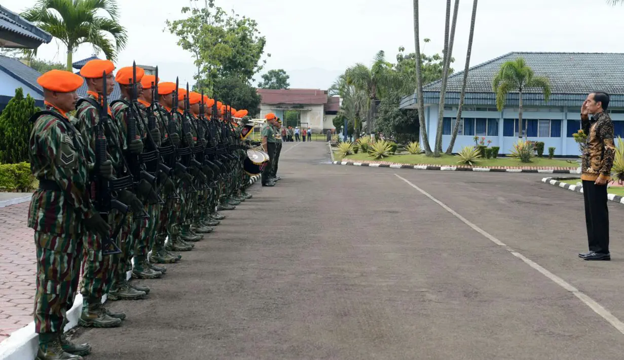 Presiden Jokowi memberi hormat barisan pasukan Komando Korps Pasukan Khas saat upacara di Lanud Sulaiman, Bandung, Selasa (15/11). Jokowi juga menginstruksikan agar KORPASKHAS selalu setia kepada Negara Kesatuan Republik Indonesia. (Biro Pers/Kris)