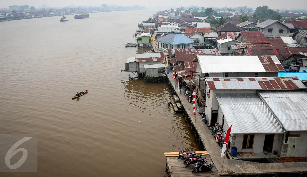 Permukiman warga di pinggir Sungai Kapuas, Pontianak, Kalimantan Barat, Minggu (23/8/2015). Kota Pontianak bakal disulap sejajar dengan kota kelas dunia melalui waterfront city (kota tepi sungai) di sepanjang Sungai Kapuas. (Liputan6.com/Faizal Fanani)