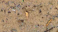 Akun Instagram @thelifeofjord mengunggah Pantai Batu Bolong Bali yang dipenuhi sampah. (dok. Instagram @thelifeofjord/https://www.instagram.com/p/BrbjPErAPEK/Putu Elmira)