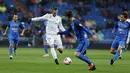Pemain Real Madrid, Gareth Bale mencoba melepaskan tembakan melewati adangan para pemain Fuenlabrada pada laga Copa del Rey babak 32 besar di Santiago Bernabeu stadium, Madrid, (28/11/2017). Real Madrid bermain imbang 2-2. (AP/Francisco Seco)
