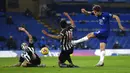 Pemain Chelsea Marcos Alonso (kanan) berusaha mencetak gol ke gawang Newcastle United pada pertandingan Liga Inggris di Stamford Bridge Stadium, London, Inggris, Senin (15/2/2021). Chelsea menang 2-0. (Mike Hewitt/Pool via AP)