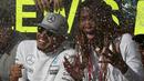 Pebalap Mercedes, Lewis Hamilton, merayakan kemenangan bersama petenis Venus Williams di Sirkuit Americas, Austin, Senin (24/10/2016) dini hari WIB. (Reuters/Adrees Latif)