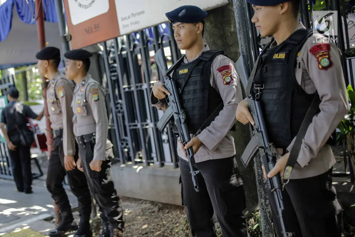 Polisi Bersenjata Lengkap Jaga Jumat Agung di Gereja Katedral Jakarta
