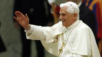 Paus Benediktus XVI menyapa jemaat selama audiensi di Vatikan pada 30 Juni 2007. Lahir Joseph Ratzinger di Jerman, Benediktus berusia 78 tahun ketika pada tahun 2005 ia menjadi salah satu paus tertua yang pernah terpilih. (AP Photo/Andrew Medichini, File)