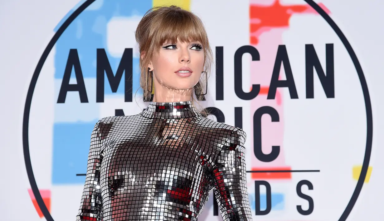 Penyanyi Taylor Swift menghadiri ajang American Music Awards 2018 di Los Angeles, Selasa (9/10). Taylor Swift yang akan menampilkan lagu "I Did Something Bad" datang dengan busana mirip bola disko yang menyilaukan mata (Kevork Djansezian/Getty Images/AFP)