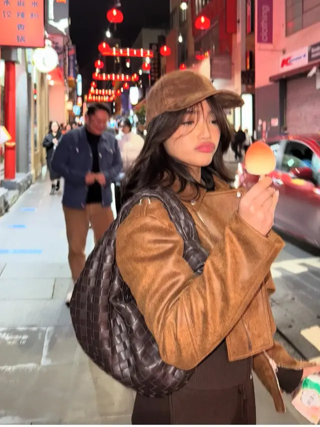 Fuji an tampil serba coklat dipadukan tas hitam saat liburan di Melbourne, Australia. [@fuji_an]