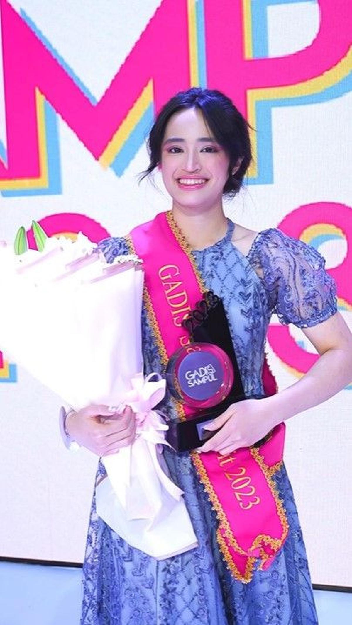 "Jadi pemenang favorit ini adalah based on likes dari instagram gadis magazine," kata juri.