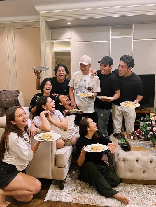 Pada hari pertambahan usia, Prilly Latuconsina mengunggah 6 foto dan sebuah video dokumentasi perayaan ulang tahun di kamar, bersama sejumlah sahabat. Menyertai unggahan ini, bintang sinetron Ganteng-ganteng Serigala mencuit, “Dari kemarin gak berhenti nangis karena h-2 sebelum ulang tahun malah infeksi usus, gak kebayang ulang tahun malah sakit.” (Foto: Dok. Instagram @prillylatuconsina96)