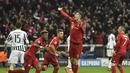 Pemain Bayern Munich, Robert Lewandowski (tengah) mencetak gol pembuka bagi timnya saat melawan Juventus pada laga leg kedua 16 besar liga Champions di Stadion Allianz Arena, Munich, Kamis (17/3/2016) dini hari WIB. (AFP/Odd Andersen)